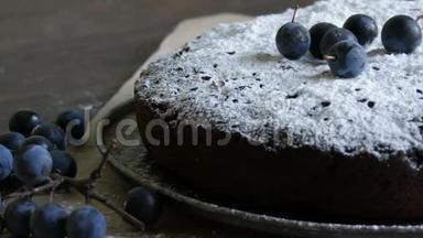 <strong>巧克力蛋糕</strong>，<strong>巧克力蛋糕</strong>，<strong>巧克力蛋糕</strong>，慷慨地覆盖着糖粉，时髦地躺在蓝色浆果旁边。